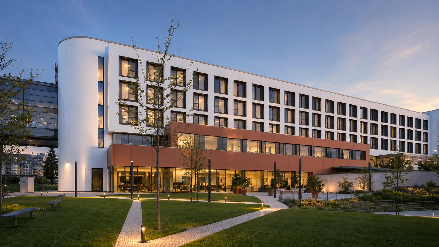 Holiday Inn Hotel in Ratingen mit modernem Baukörper, begrüntem Vorbereich und beleuchteter Fassade am Abend